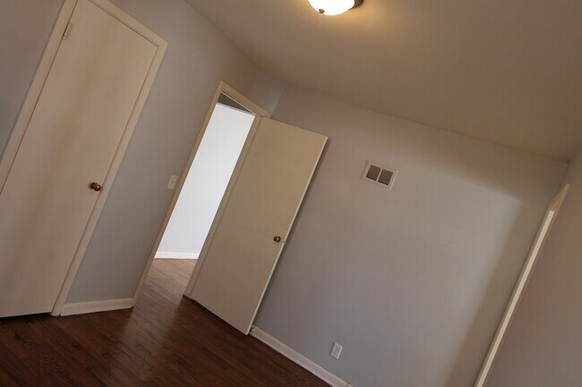 Building Photo - 2511 N 70th Ave