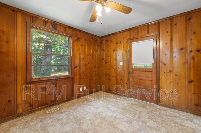 Building Photo - 570 Carol Dr