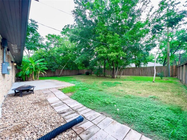 Building Photo - 5923 Dawnridge Dr