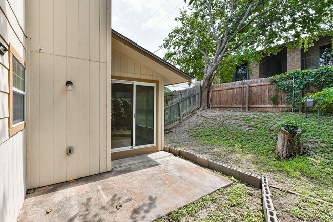Building Photo - 1128 Royal Crest Dr