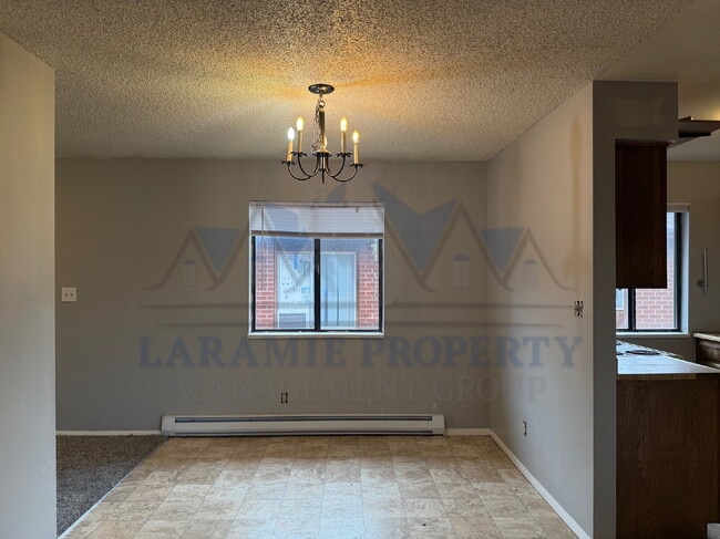 Building Photo - 4 Bed 1.5 Bath Townhouse Style Apartment