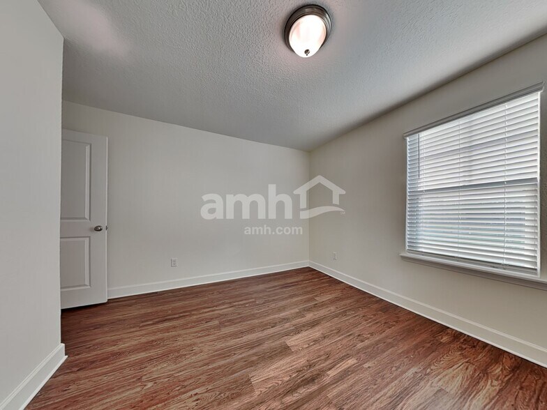 Building Photo - 5945 Hampton Creek Rd