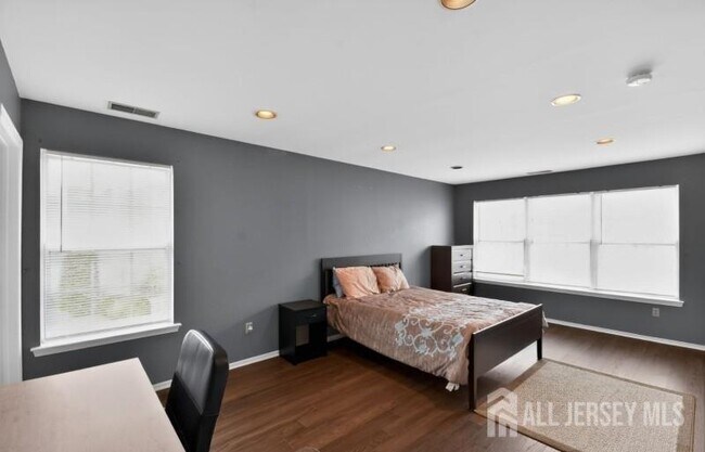 Building Photo - 317 Vasser Dr