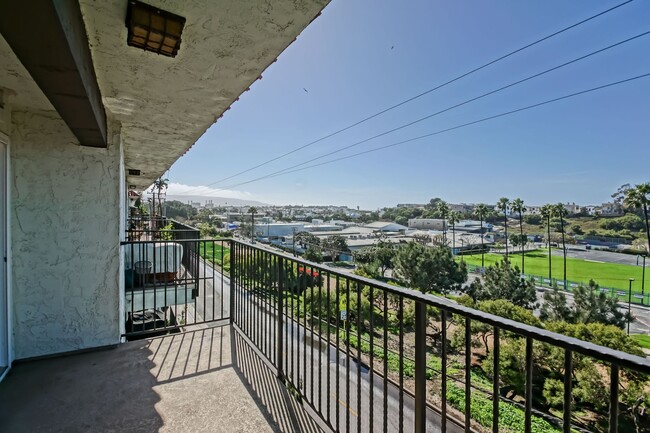 Building Photo - Recently Updated, Top-Floor 2BR2BA Condo i...