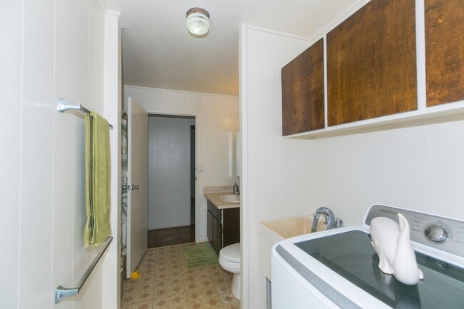 Building Photo - Amazing views, spacious floorplan, bonus f...