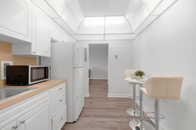 Building Photo - 4001 S Ocean Dr