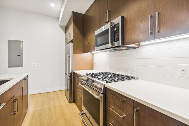 Building Photo - Near NEW 1+1 in NW DC!