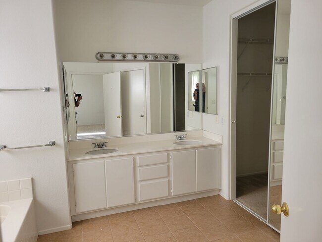 Building Photo - Lovely 4 Bedroom 2.5 Bathroom In Eastvale - Call Today