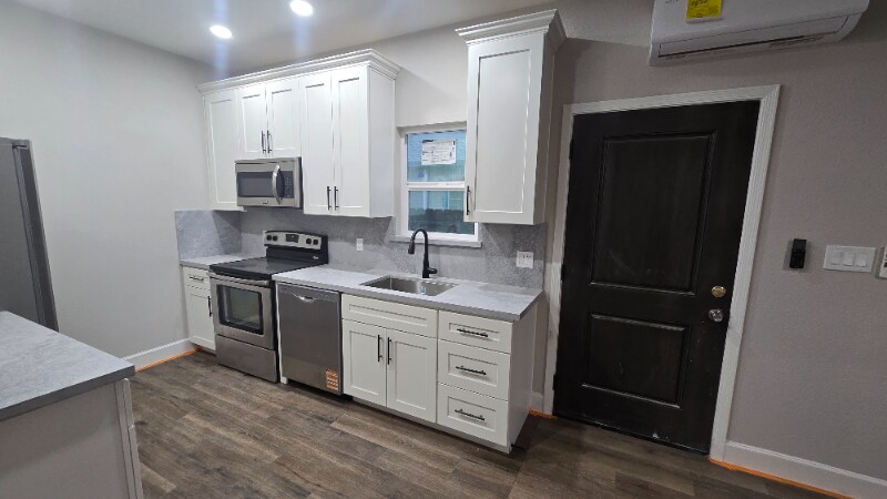 Building Photo - 619 S Sacramento St