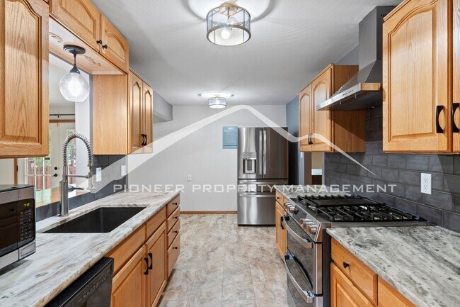 Building Photo - 1024 Pike Dr