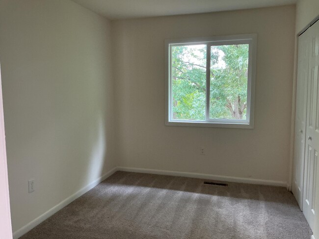 Building Photo - Remodeled Three level Town home