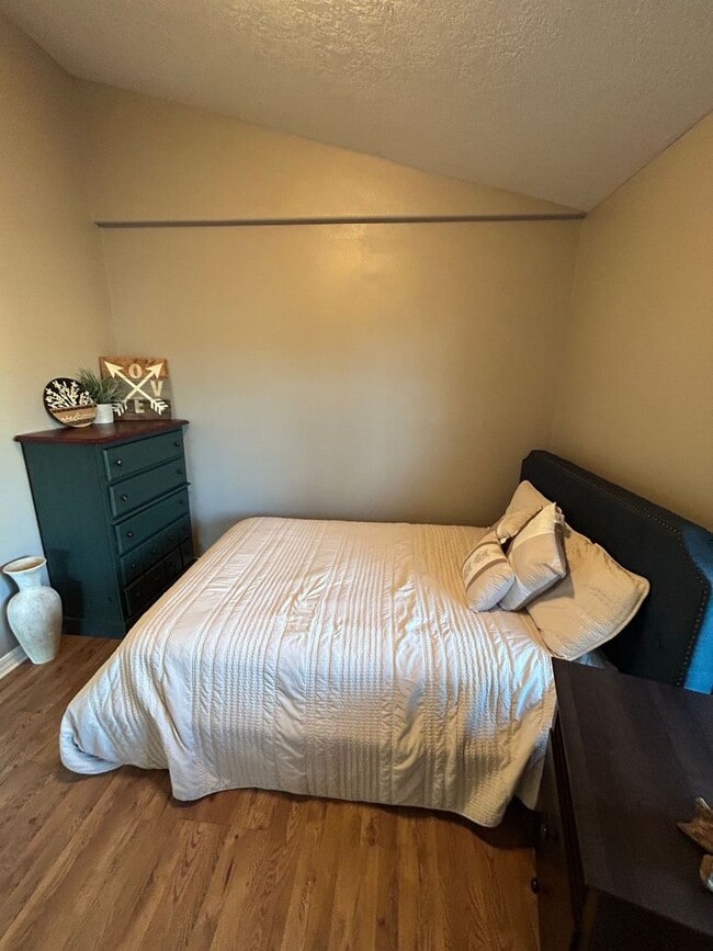 Building Photo - Short term Furnished Home