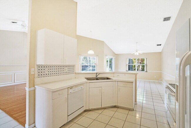 Building Photo - 10567 Paso Fino Dr