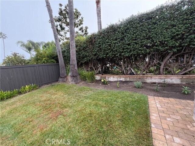 Building Photo - 15999 Via De Las Palmas