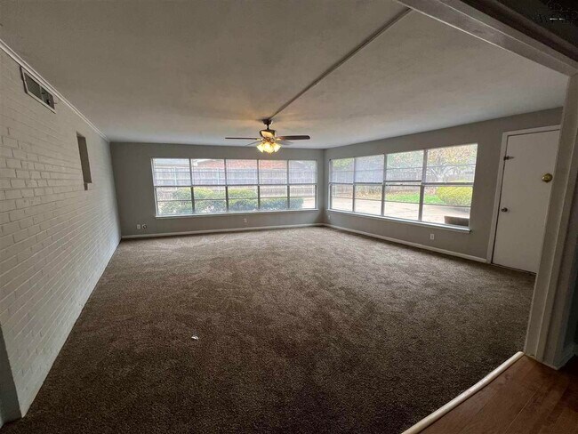 Building Photo - 2406 Hampstead Ln