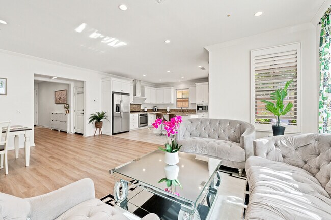 Building Photo - 110 Sugar Cane