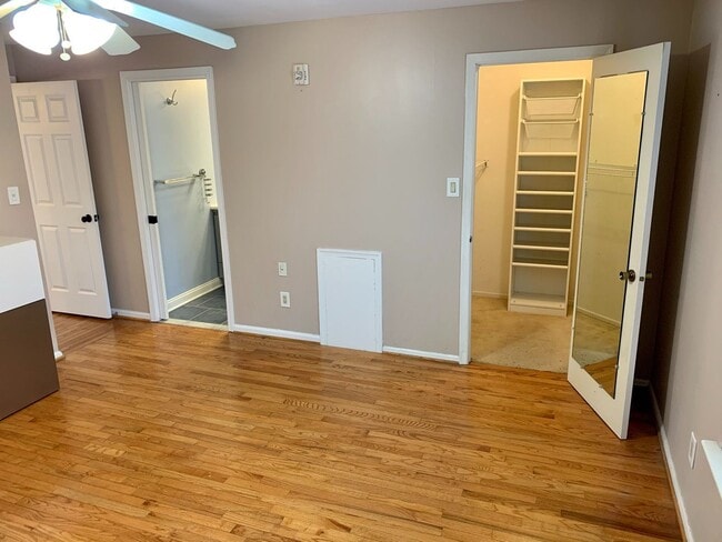 Building Photo - Gorgeous 2-Bedroom Townhome Near the Art Museum! One-Car Garage Included!