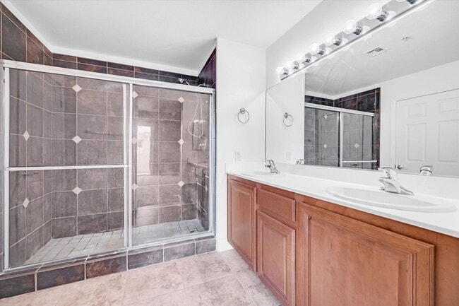 Building Photo - Sought after Park Avenue Condominiums/Top Floor Three Bedroom