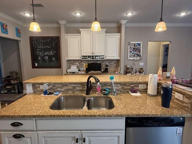 Building Photo - 703 Nutmeg Ave