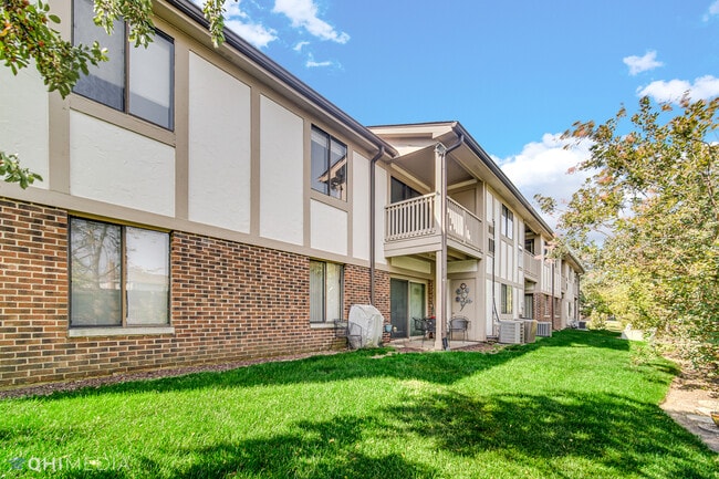 Building Photo - 920 Surrey Dr