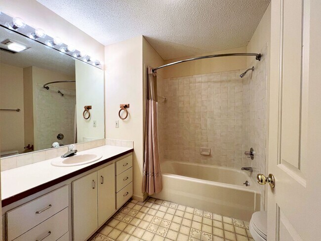 Building Photo - GREAT FARRAGUT LOCATION WITH INVITING FRONT PORCH CHARM!!!