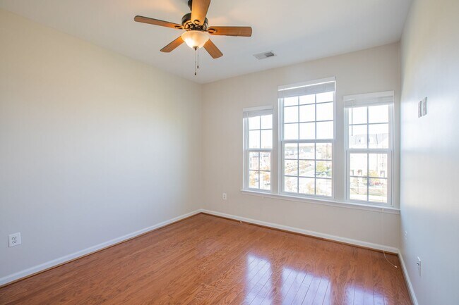 Building Photo - Stunning 3 BR/2.5 BA Townhome in Greenbelt!