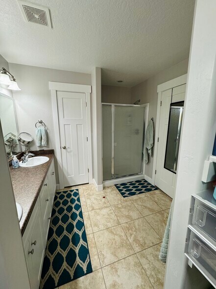 Building Photo - 758 S Aspen Way