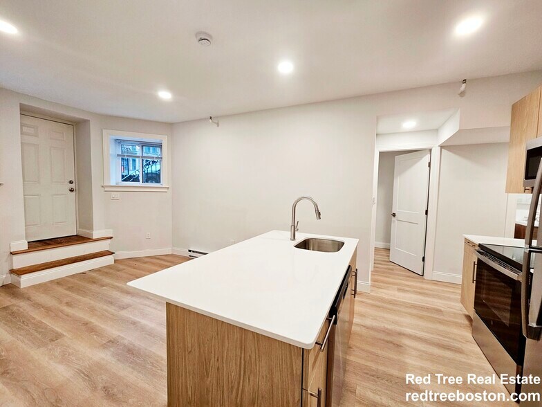 Building Photo - 529 Beacon St