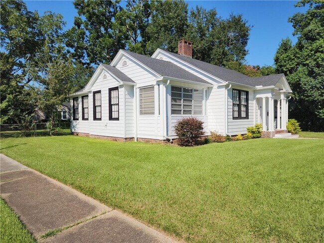 Building Photo - 2408 Dauphin St