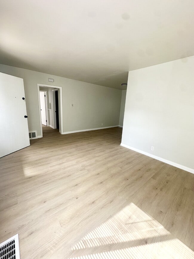 Building Photo - 716 E 17th St