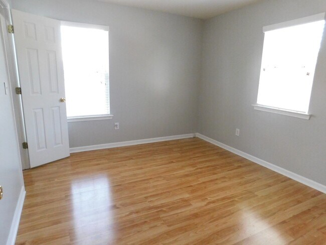 Building Photo - great 3 bed 2.5 bath master down