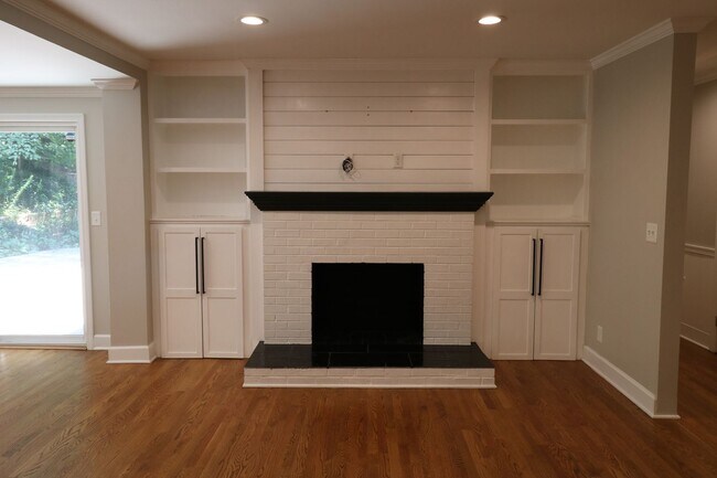 Building Photo - 2833 Wesleyan Ln