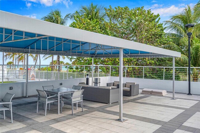 Building Photo - 5001 Collins Ave