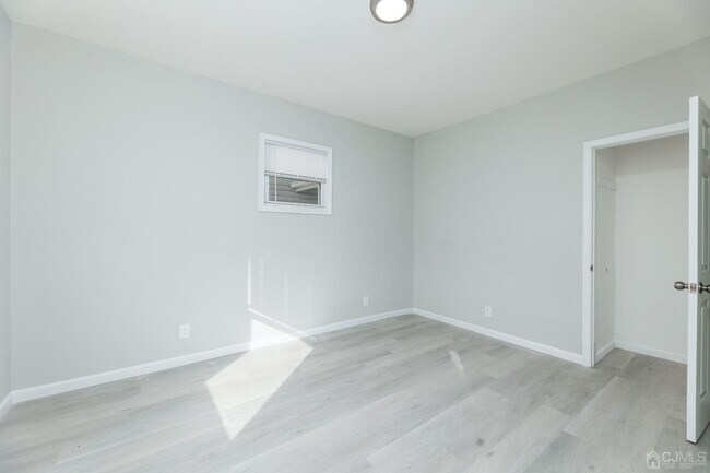 Building Photo - 8 E Green St