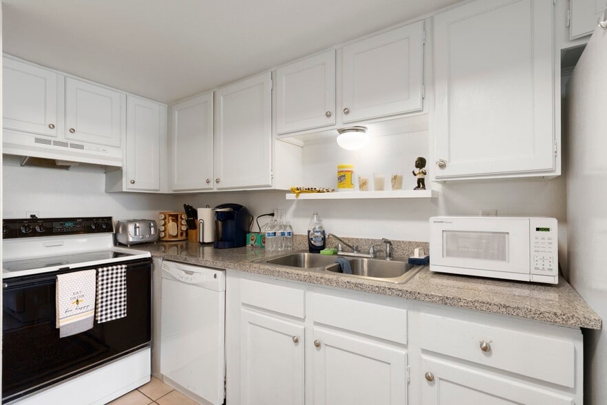 Building Photo - 8066 E Oak St