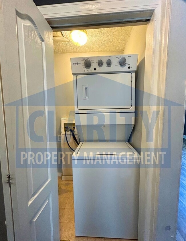 Building Photo - Centrally located 3 bedroom home!