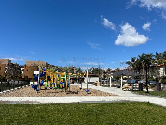 Building Photo - **Beautiful 2 bed / 2.5 bath Town Home in San Marcos - Available 08/14**