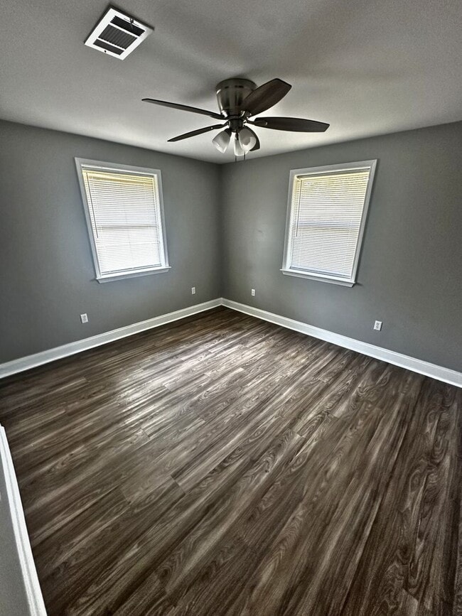 Building Photo - Modernly Charming