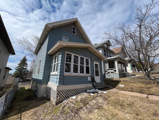 Building Photo - AVAILABLE JUNE - 3 Bed, 1 Bath Home close to Chester Park