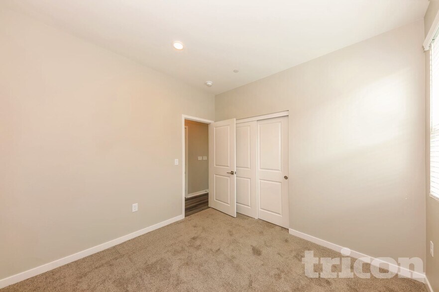 Building Photo - 619 Citron St