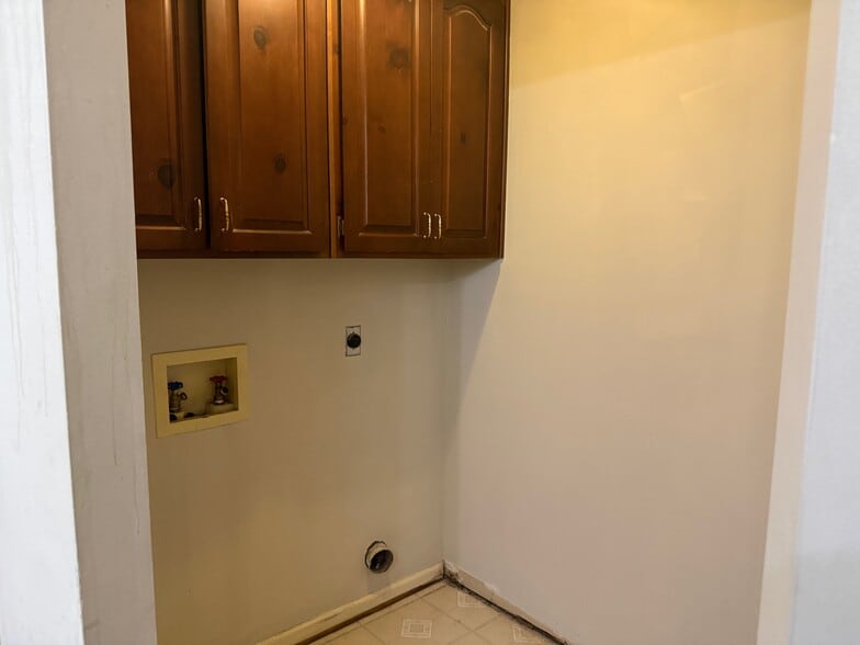 laundry room - 255 Falcon Dr