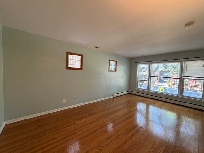 Building Photo - 2023 W Balmoral Ave