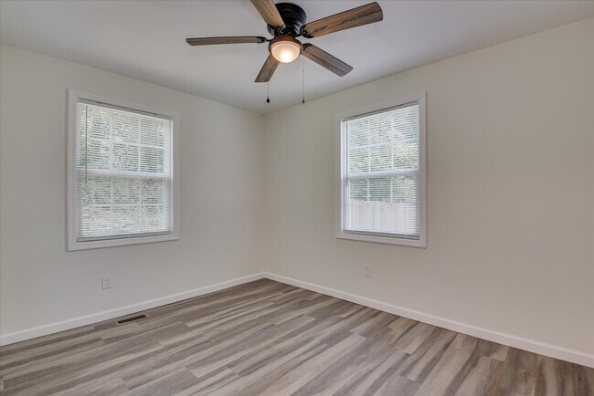 Building Photo - 655 Seymour Dr