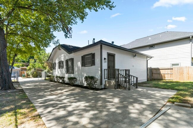 Building Photo - 904 Mansfield St