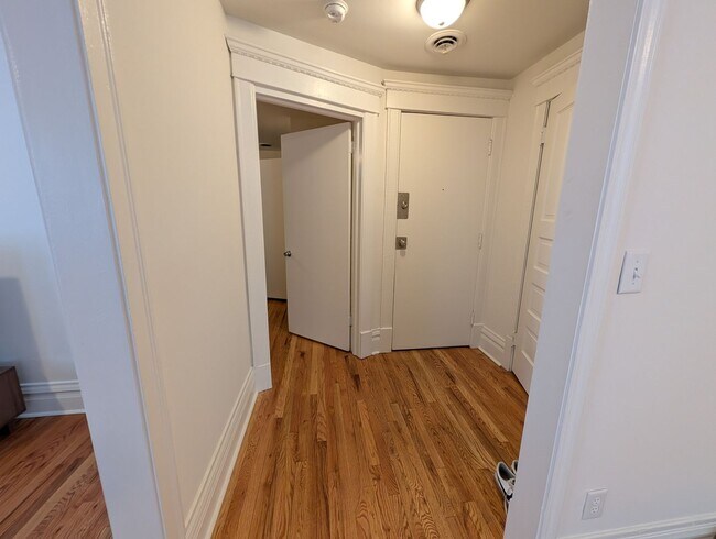 Building Photo - Wicker Park 2 BR, Prime Location, Fully Renovated
