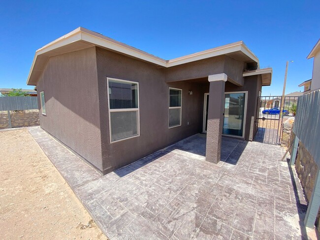 Building Photo - East El Paso 3 bed Refrig A/C