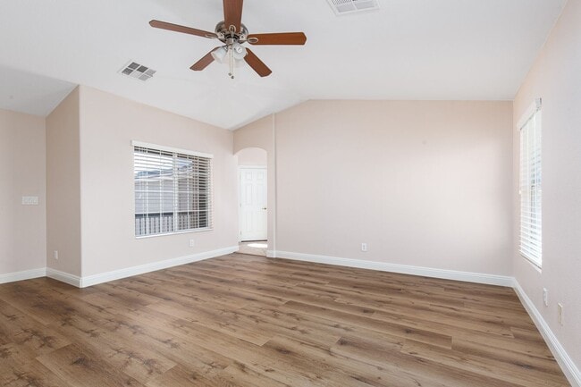 Building Photo - HUGE 5 BEDROOM, 3 BATH 2 STORY HOME IN GATED COMMUNITY NEAR SOUTHERN HIGHLANDS