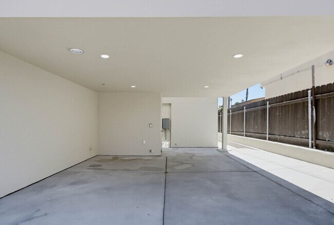 Building Photo - Pacific Beach Walking Distance To Mission Bay