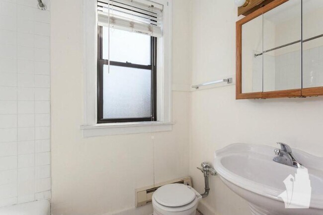 Building Photo - 2 bedroom in Chicago IL 60657