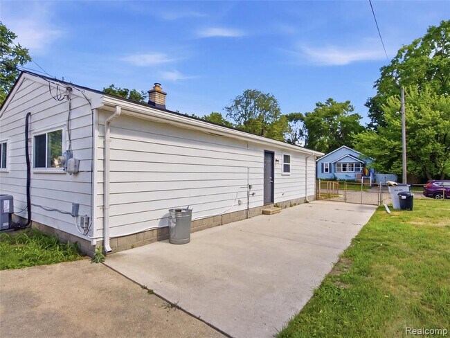 Building Photo - 1221 E Granet Ave